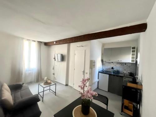 un salon avec un canapé et une table dans l'établissement JUST Cocooning, à Carpentras