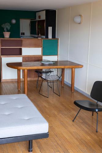 - une table et des chaises en bois dans l'établissement Le Corbusier Type B, à Marseille