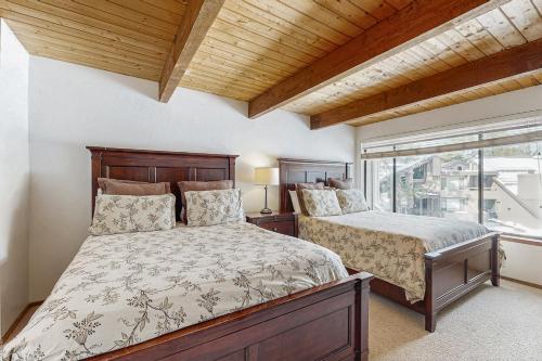 Katil atau katil-katil dalam bilik di Sunriver Resort's Tennis Village 53