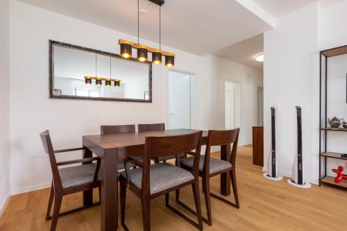 Gemini Zurich Apartment 3A - Downtown 2BR Apt with Balcony