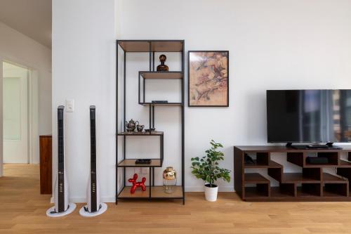 Gemini Zurich Apartment 3A - Downtown 2BR Apt with Balcony