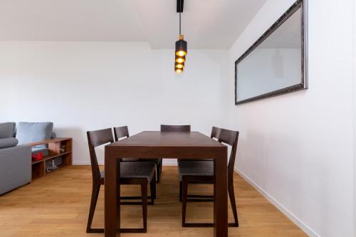 Gemini Zurich Apartment 3A - Downtown 2BR Apt with Balcony