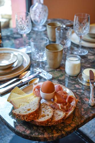 BerriacにあるMaison Joyeuseté, Cité de Carcassonne 7 min, Piscine 20m chauffée toute l'année, Clim, Parkingの卵・トーストの盛り合わせが付いたテーブル