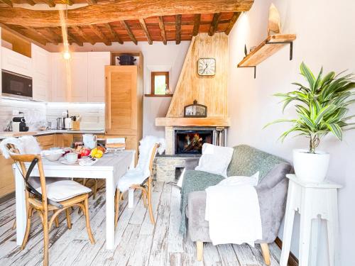Una cocina y una sala de estar con mesa y sillas. en Dolci risvegli nella natura - Tuscan Dream, en Camaiore