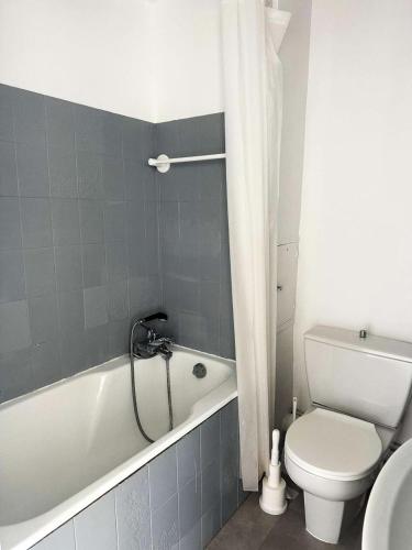 une salle de bain avec une baignoire, des toilettes et un lavabo dans l'établissement Résidence Eugenie - T2 rénové 4 pers. en 1ère ligne, accès direct plage MAE-9664, à Arcachon
