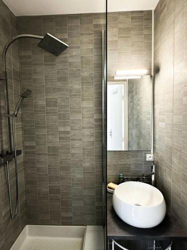 une salle de bain avec un lavabo et une douche dans l'établissement Résidence La Croisette - Charmant T2 lumineux avec terrasse - Plage d’Eyrac MAE-9434, à Arcachon
