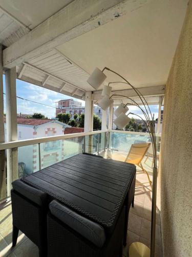 une table sur un balcon avec vue sur l'eau dans l'établissement Résidence La Croisette - Charmant T2 lumineux avec terrasse - Plage d’Eyrac MAE-9434, à Arcachon