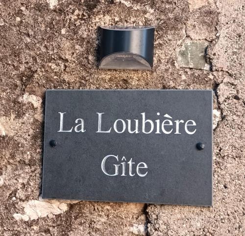 un panneau qui dit la louupe cite avec une tasse dans l'établissement La Loubière - Gîte, à Cessenon