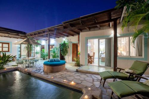 a house with a swimming pool with a tub at Casa Abuelita: An exquisite, historic La Paz home in La Paz
