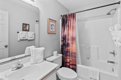 un bagno bianco con wc e doccia di True Blue Golf Escape 2 Bdrm 2 Bath a Pawleys Island