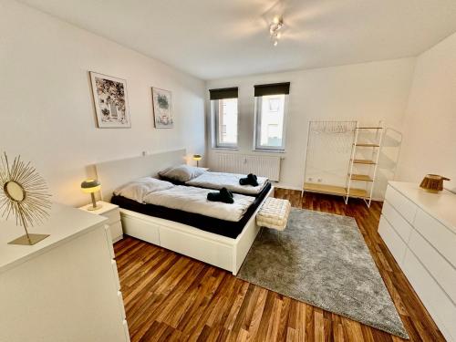 a bedroom with a bed with a cat laying on it at FeWo Palmtrees 2 - Große und moderne 2 Zimmerwohnung mit französischem Balkon in Gladbeck-Mitte nähe Movie Park und Veltins Arena in Gladbeck