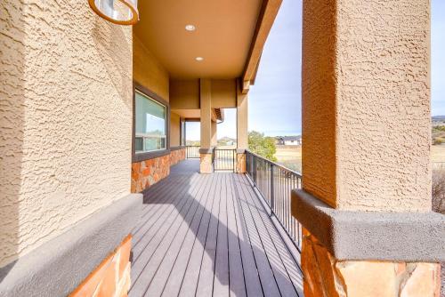 Balkoni atau teres di Pet-Friendly Home on 3 Acres in Prescott Valley!