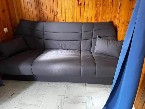 un canapé dans un hamac dans une pièce dans l'établissement Kiki, à La Bourboule