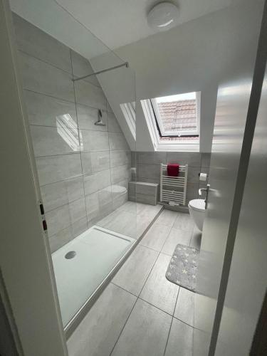 a bathroom with a shower and a toilet at Ferienwohnung Lavanda in Rust