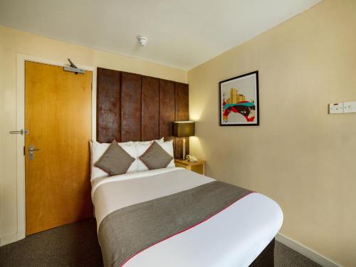 a bedroom with a large bed in a hotel room at Brentwood Aberdeen City Centre near Union Street in Aberdeen