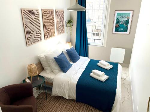 une chambre avec un lit avec deux serviettes dessus dans l'établissement Douceur Tourangelle - Entre Loire et centre ville, à Tours