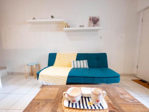 un salon avec un canapé et une table dans l'établissement L'Authentique - centre ville, à Montpellier