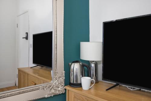 TV in/ali zabaviščno središče v nastanitvi Central Pimlico Hub