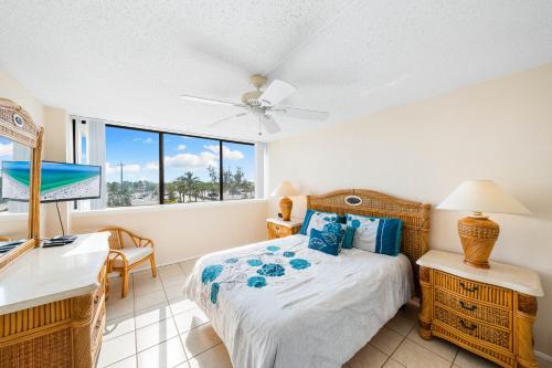 En eller flere senge i et værelse på Our House at the Beach 204W by Beachside Management