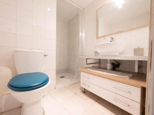 une salle de bain avec toilettes et lavabo dans l'établissement L'Authentique - centre ville, à Montpellier