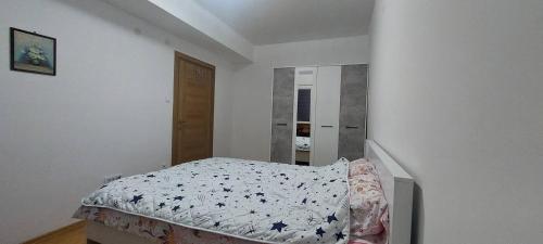 Un pat sau paturi într-o cameră la Double BO Apartment