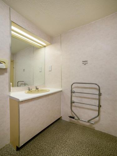 a bathroom with a sink and a mirror at Brentwood Aberdeen City Centre near Union Street in Aberdeen
