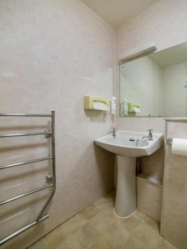 a bathroom with a sink and a mirror at Brentwood Aberdeen City Centre near Union Street in Aberdeen