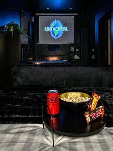 - une table avec un bol de pop-corn et une canette de soda dans l'établissement Love & Spa, à Bagnolet
