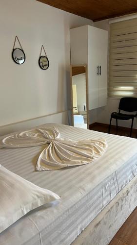 Ένα ή περισσότερα κρεβάτια σε δωμάτιο στο Cozy Little Holiday House