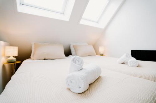 a bedroom with two towels on a bed at Lake House 10 - 4 Person Lake view Apartment! in Offingawier