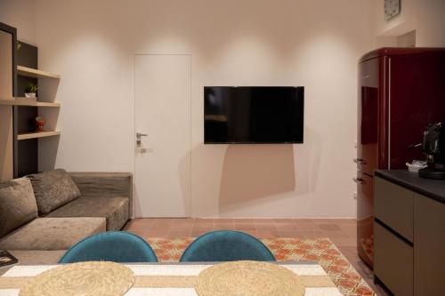ein Wohnzimmer mit Couch und Flachbildfernseher in der Unterkunft La Dimora del Postino Matera - Casa Vacanze in Matera