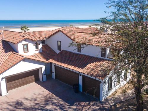 una vista aérea de una casa con techos y la playa en El Dorado Ranch San Felipe Baja Beachfront Condo 763, en La Ponderosa