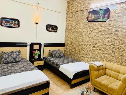 Ένα ή περισσότερα κρεβάτια σε δωμάτιο στο Embassy inn Guest House Hyderabad