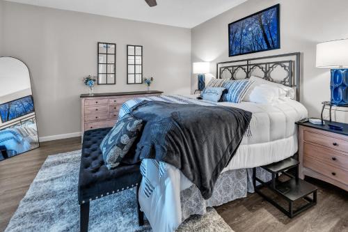 En eller flere senge i et værelse på Serene Corner Cottage with Hot Tub home