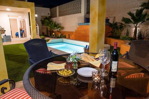 a table with a bottle of wine and wine glasses at Casa Oasis in La Paz