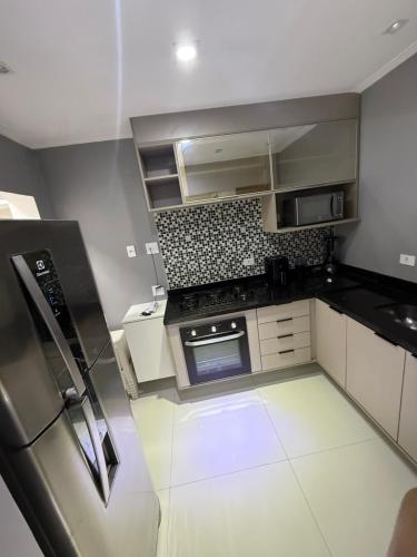 Kuchyň nebo kuchyňský kout v ubytování Lindo Apartamento no Guaruja SP