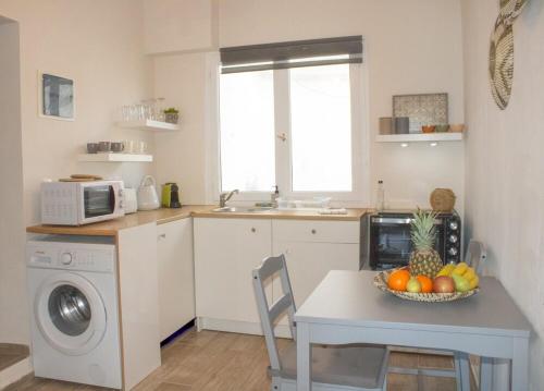 Η κουζίνα ή μικρή κουζίνα στο Zen Beach Front Suite