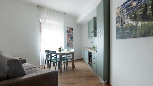 a living room with a table and a kitchen at Orvieto Residence in Orvieto