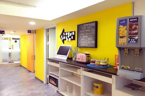 ein Fast-Food-Restaurant mit gelber Wand in der Unterkunft Sleep Taipei in Taipeh