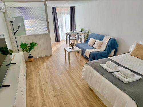 Un lugar para sentarse en Estudio en Nogalera con piscina