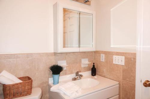 Ένα μπάνιο στο 1Bed 1Bath Apt near EWR, Parking 18 min from Penn St.