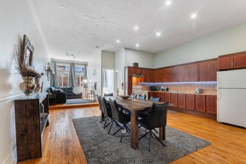 a kitchen and dining room with a table and chairs at Trendy 2BR Getaway in Montreal in Montréal