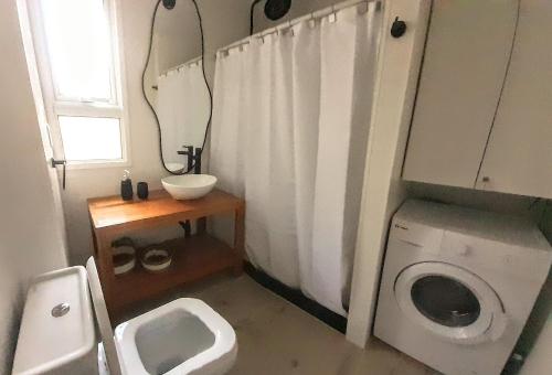 a bathroom with a sink and a washing machine at Ap 102 Disfruta este Alojamiento a Estrenar frente al Río in Islas López