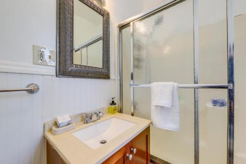 un baño con lavabo y ducha en half Mi to Ocean Cozy Apt in Old Orchard Beach, en Old Orchard Beach