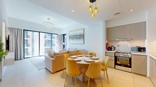 Vacationer Holiday Homes I Elegant 2 Bed I Pool with Iconic Burj Khalifa View