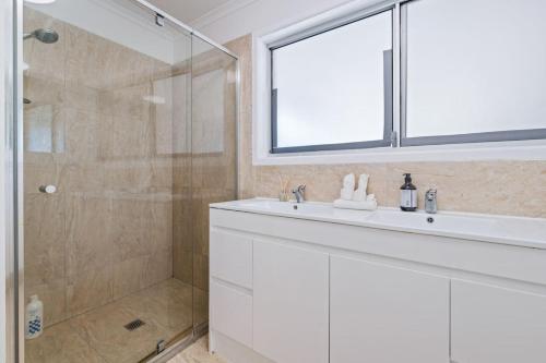 Koupelna v ubytování 1Mins to Pinelands Plaza 4BR Chic Family Retreat