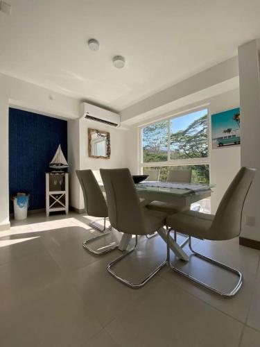 a dining room with a table and chairs at Esmeralda apartment in Tarcoles
