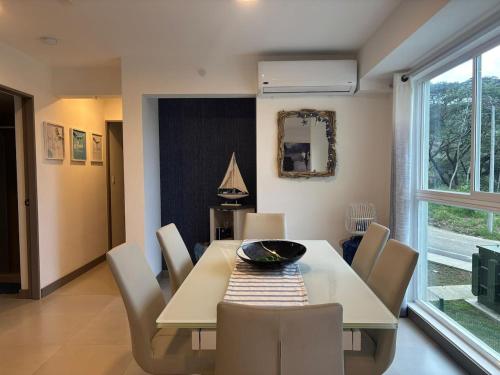 a dining room with a dining table and chairs at Esmeralda apartment in Tarcoles