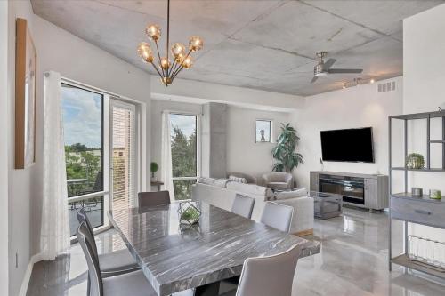 Modern 3 bedroom condo in downtown w free parking photo 31