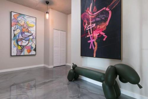 Modern 3 bedroom condo in downtown w free parking photo 12